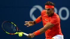 Nadal devuelve una pelota en su encuentro frente a Paire. (AFP)