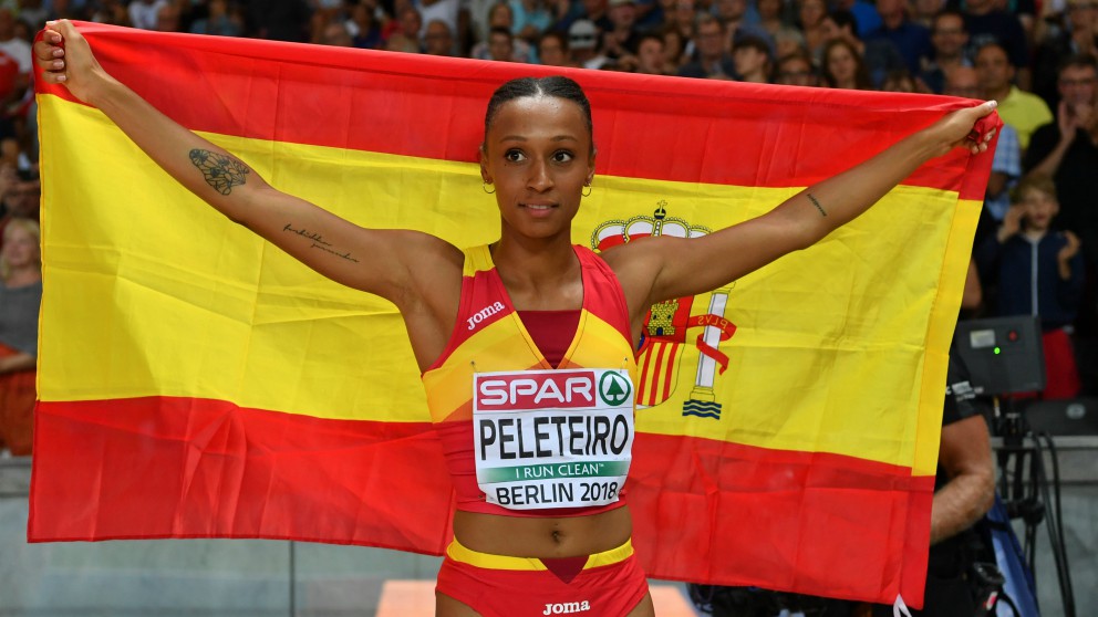 Ana Peleteiro celebra su medalla con la bandera de España. (AFP)