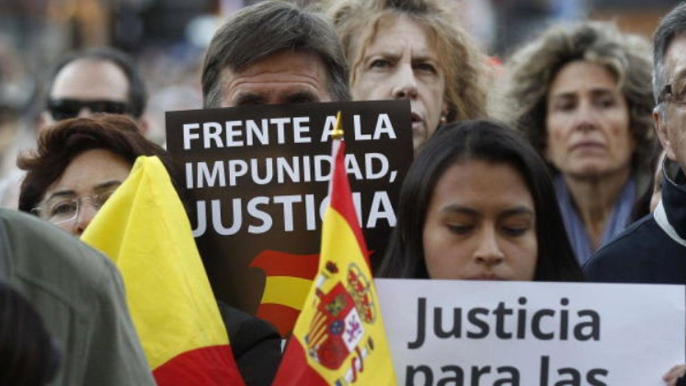 Un familiar de una víctima de ETA pide justicia durante una manifestación de Dignidad y Justicia.