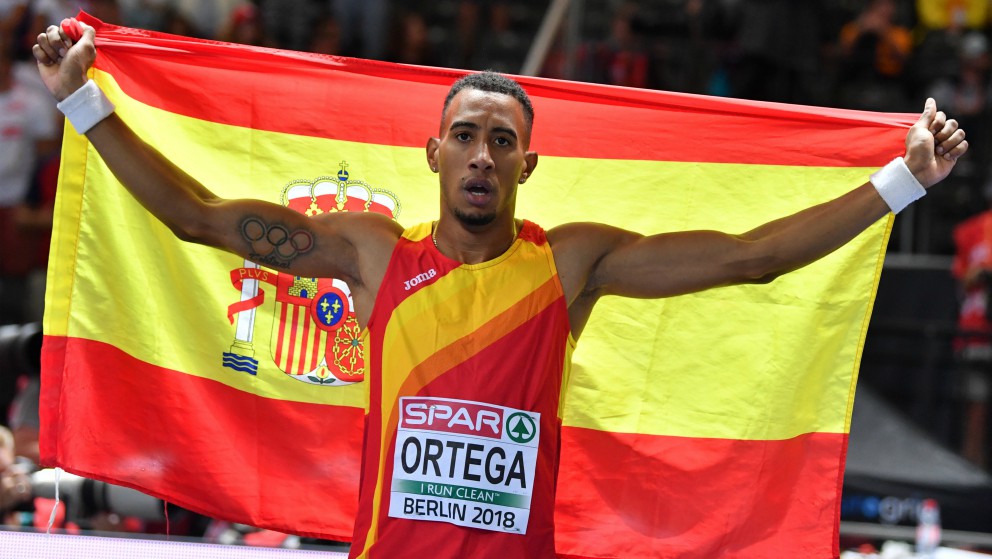 Orlando Ortega celebra su bronce en el Europeo. (AFP)