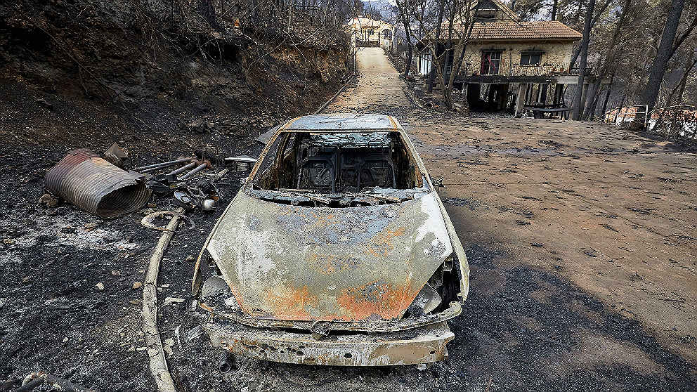 Daños causados en la urbanización Las Cumbres tras el paso del incendio de Llutxent. (EFE)
