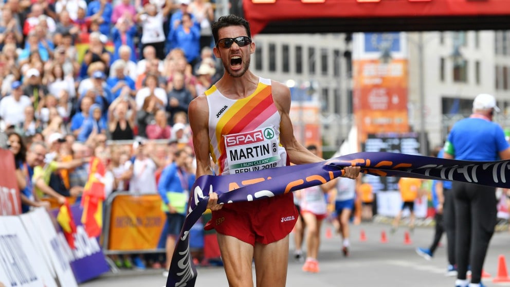 Álvaro Martín celebra su victoria en los 20 km marcha del Europeo. (AFP)