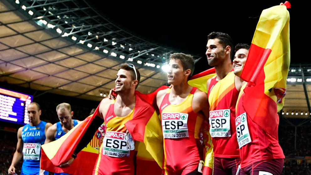 España celebra su bronce en 4X400. (AFP)