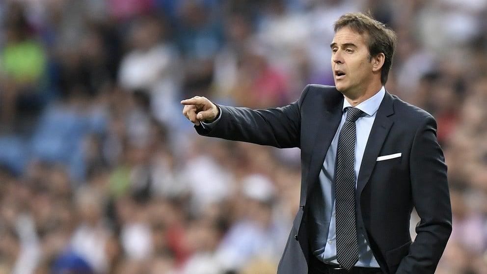 Julen Lopetegui da instrucciones en el partido. (AFP)