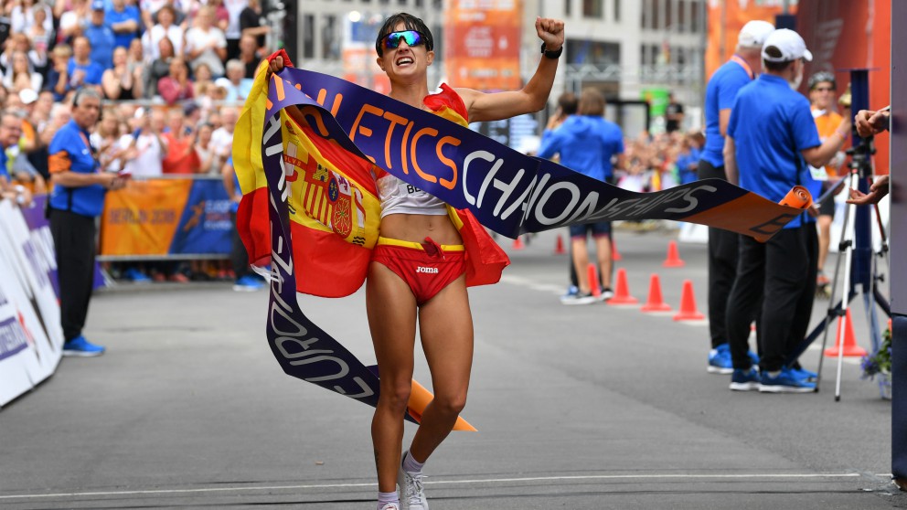María Pérez celebra su triunfo en meta. (AFP)