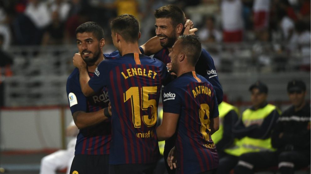 Los jugadores del Barcelona celebran el gol de Piqué. (AFP)