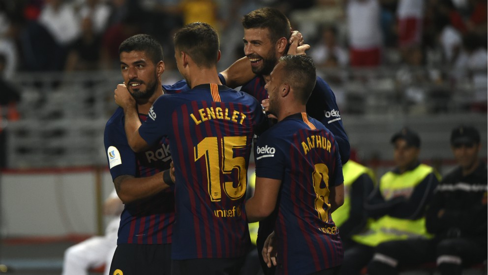 Los jugadores del Barcelona celebran el gol de Piqué. (AFP)