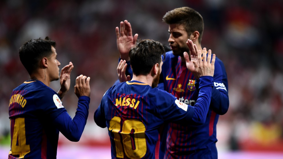 Messi, Piqué y Coutinho celebran un gol. (Getty)