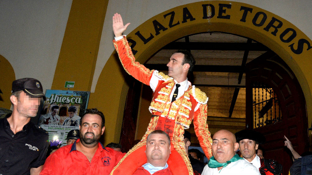 Enrique Ponce sale a hombros, este domingo en Huesca (Foto: EFE).