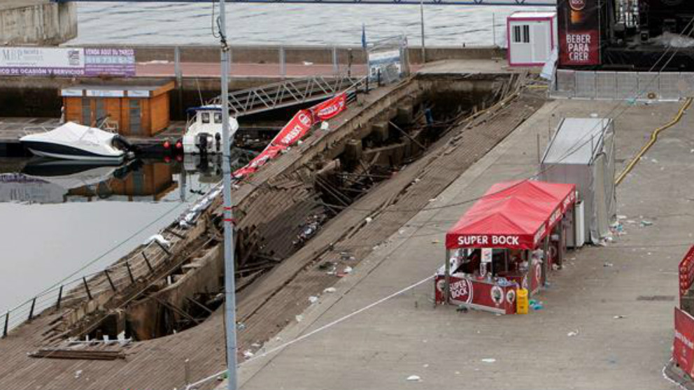 Así ha quedado el agujero trtas el derrumbe de parte del paseo marítimo de Vigo. Foto: EFE