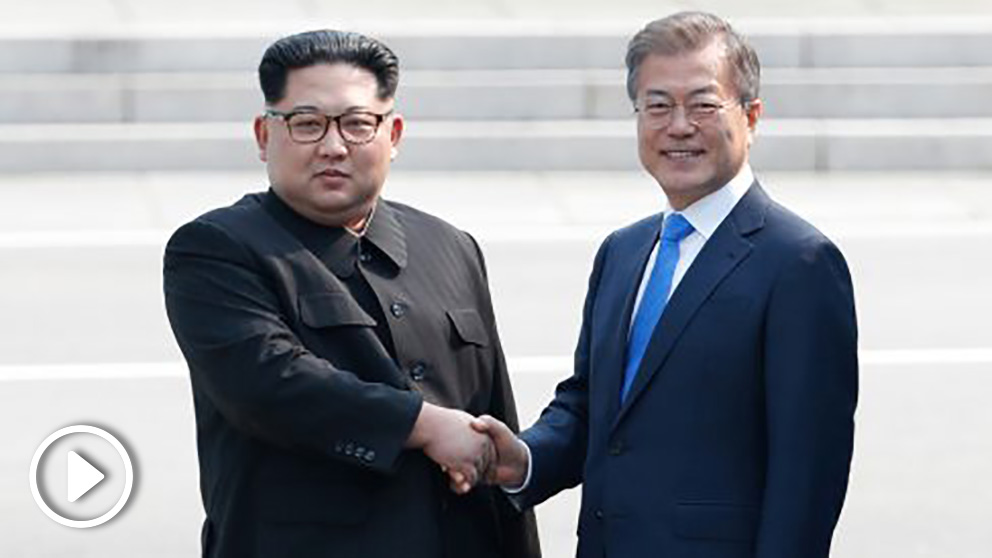 Histórico apretón de manos entre Kim Jong-un y Moon Jae-in en la zona desmilitarizada entre las dos Coreas. (Foto: AFP)