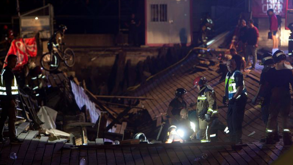 Agentes del cuerpo de bomberos trabajan en la zona donde más de mas de dos centenares de personas resultaron heridas al desplomarse un muelle en Vigo. Foto: EFE