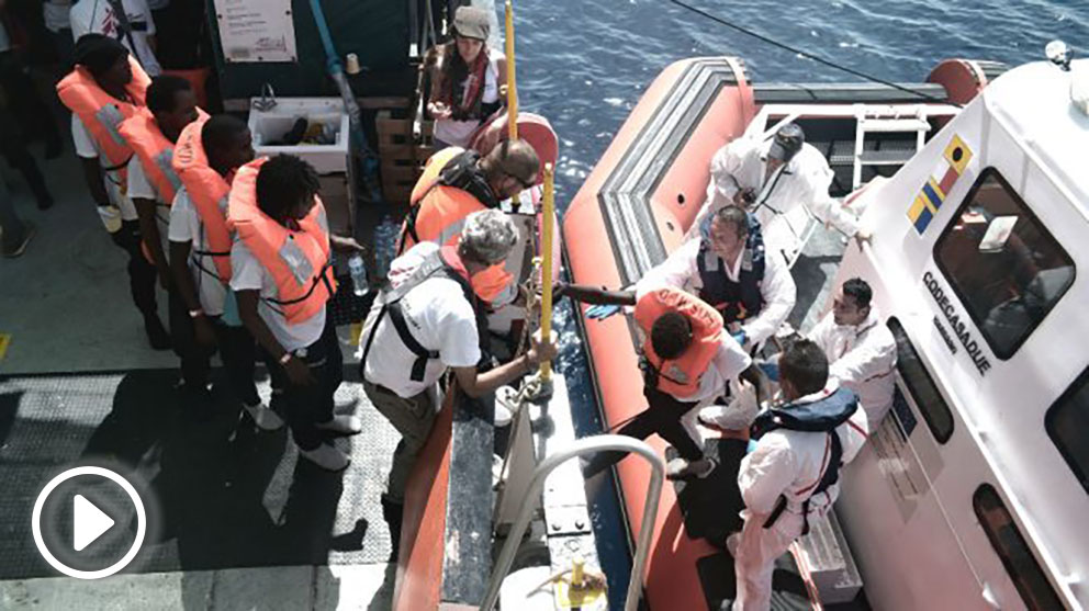 Inmigrantes del ‘Aquarius’ siendo trasladados a otro barco, en julio.