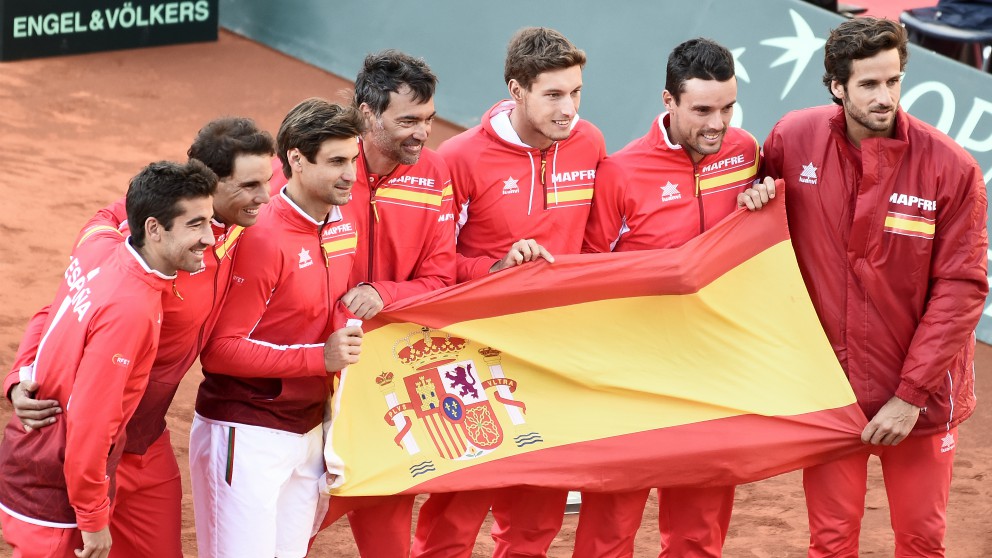 El equipo español de Copa Davis posa con la bandera de España. (AFP)