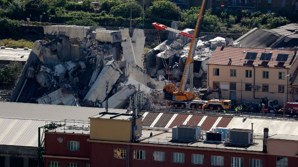 Los equipos de rescate trabajando en el lugar donde se desplomó el puente Morandi de Génova (Italia). Foto: AFP