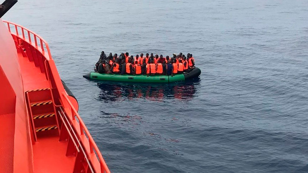 Inmigrantes en una patera avistada desde uno de los barcos de Salvamento Marítimo. Foto: Europa Press