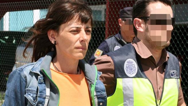La preso de ETA Leire Etxeberria Simarro custodiada por un agente de Policía.