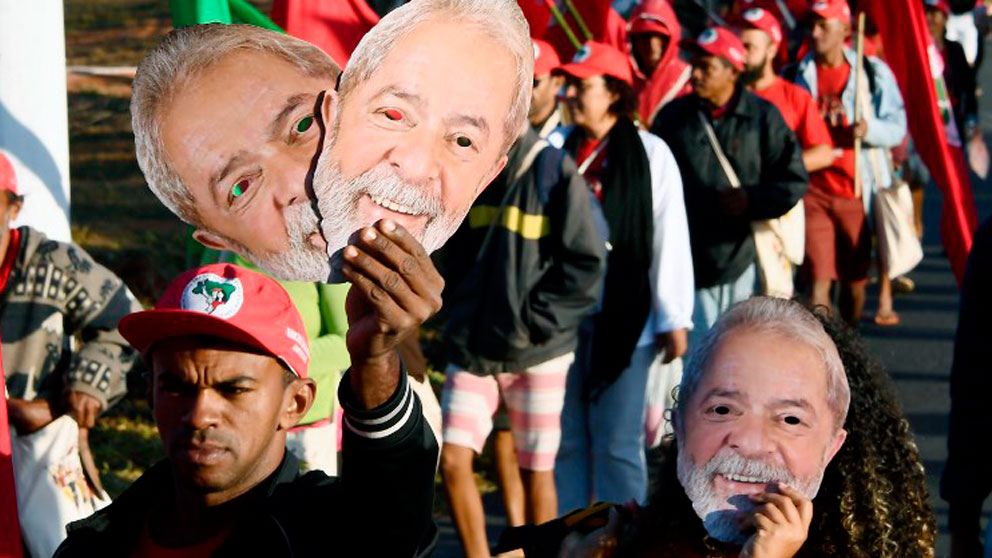 Brasileños con caretas de Lula da Silva mostrando su apoyo al político encarcelado y candidato a la Presidencia de Brasil. Foto: AFP