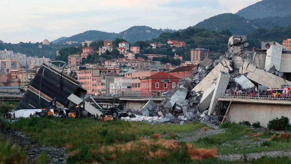 Escombros bajo el lugar donde se alzaba el puente Morandi de Génova derrumbado este martes y en el que han perdido la vida más de 30 personas. Foto: AFP