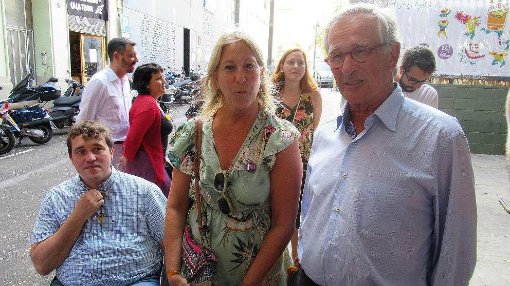 El presidente del PDeCAT, David Bonvehí, la candidata Neus Munté y el concejal Xavier Trias, en el barrio de Gràcia. (EP)