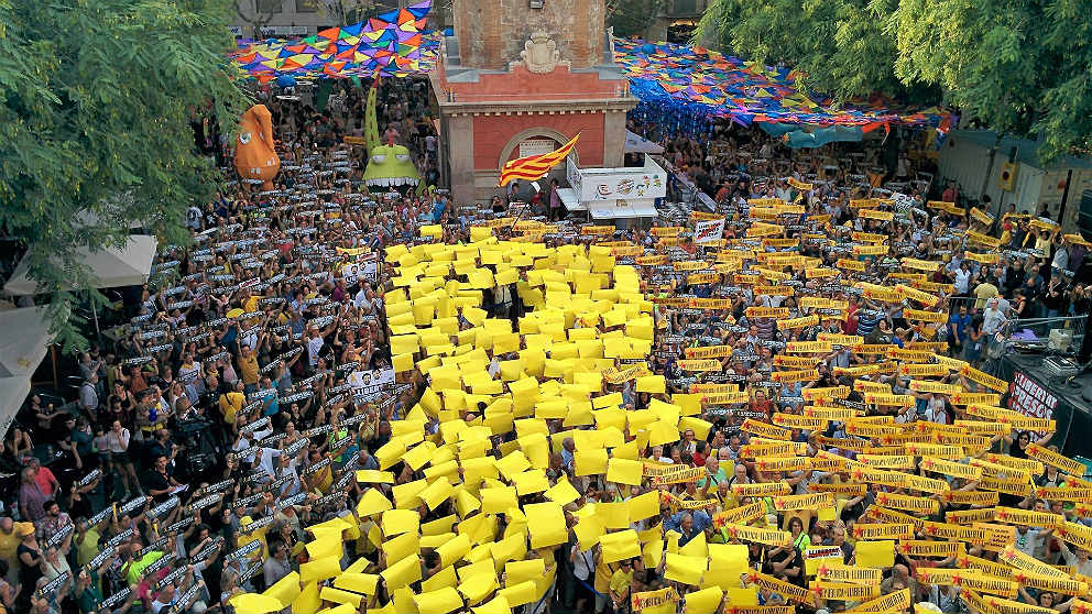 Concentración independentista de Òmnium en la fiesta mayor del barrio de Gràcia. (EP)