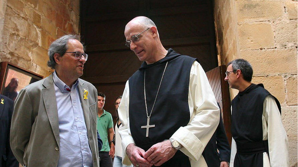 Quim Torra, con el abad Octavi Vila, del Monasterio de Poblet, en Tarragona. (EFE)