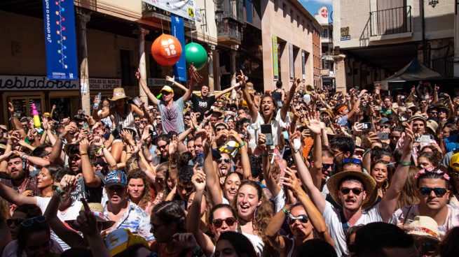 Miles de personas disfrutan de la algarabía que se forma en los conciertos de la Plaza del Trigo de Aranda de Dueron durante el Sonorama RIbera. Foto: Sonorama Ribera