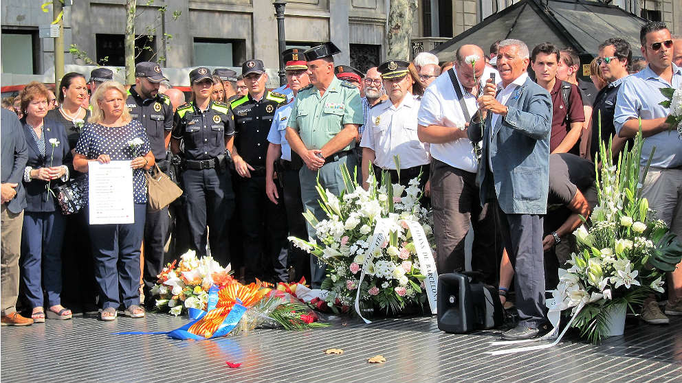 Guardias civiles, mossos, policías nacionales y agentes de la Guardia Urbana de Barcelona hacen una ofrenda floral por las víctimas del 17-A. (EP)