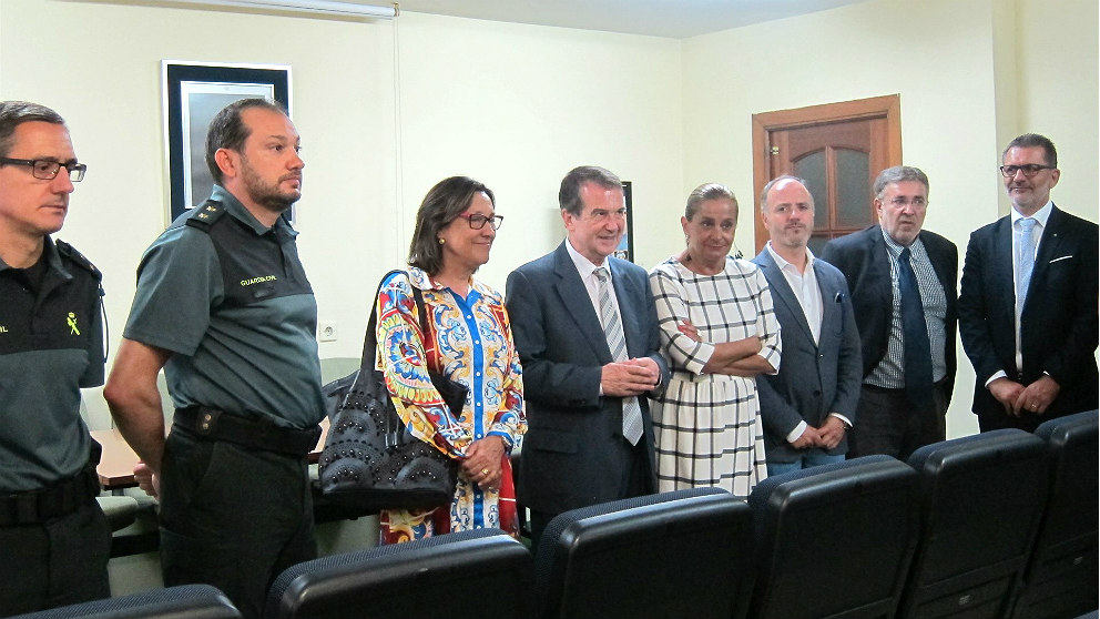 Abel Caballero, alcalde de Vigo, felicita a los guardias civiles por su labor en el accidente de O Marisquiño. (EP)