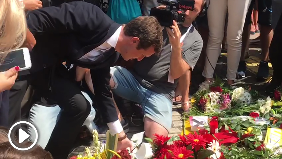 Pablo Casado deposita unas flores en ofrenda por las víctimas de los atentados del 17-A en Barcelona.