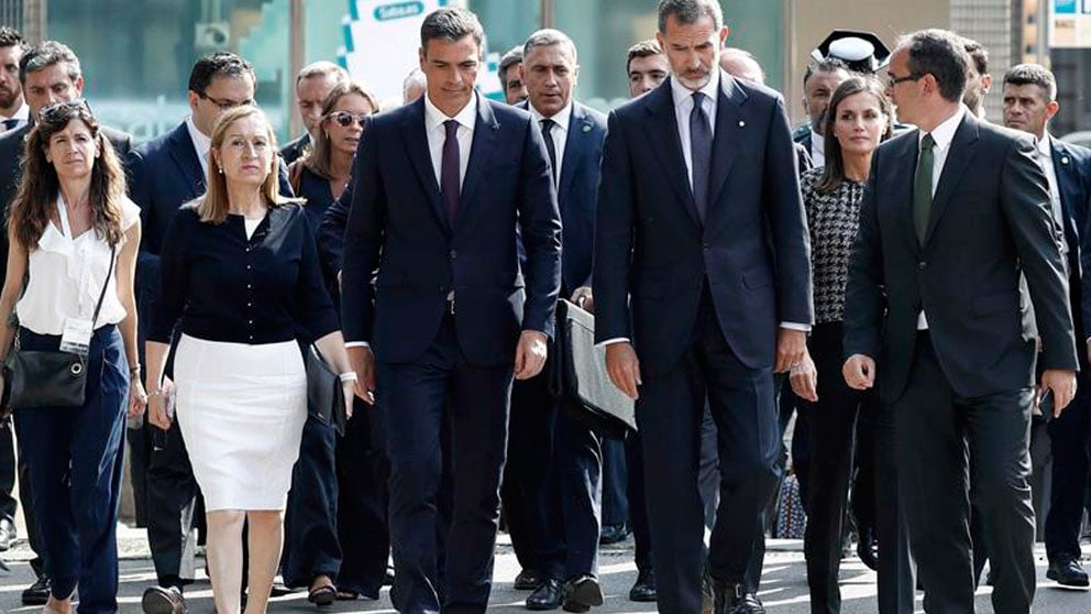 El Rey Felipe VI acompañado de Pedro Sánchez, Ana Pastor y otras autoridades en el homenaje a las víctimas de los atentados del 17-A. Foto: EFE