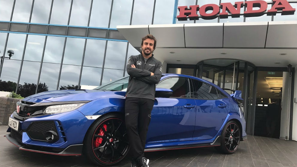 Fernando Alonso posa en la puerta de la fábrica de Honda.