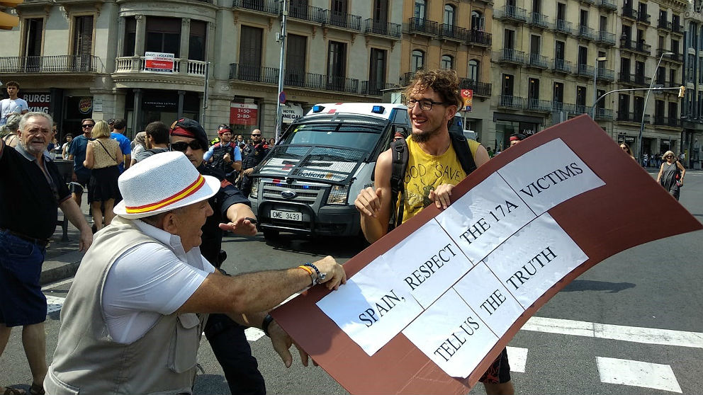 Un independentista se ríe de un constitucionalista en las calles de Barcelona. (EP)
