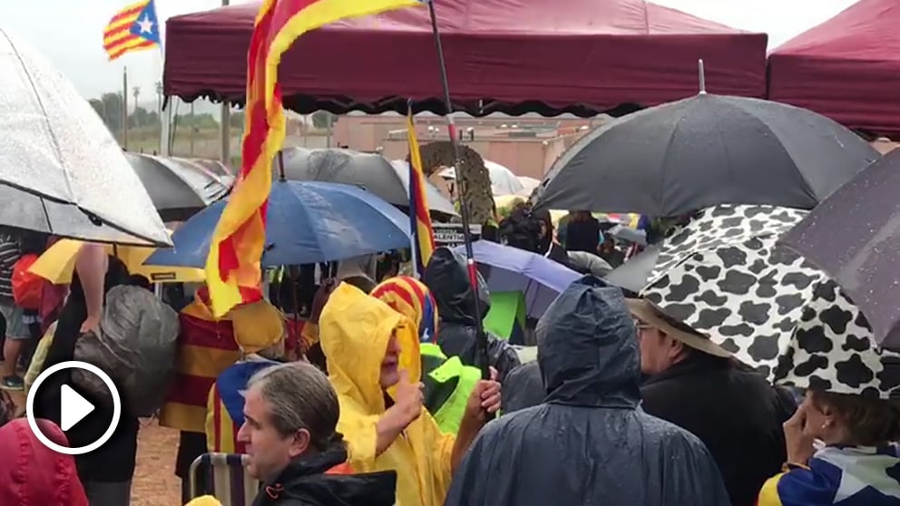 Los independentistas ante la prisión de Lledoners