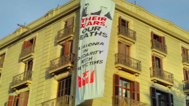 Los independentistas cuelgan otra gran pancarta contra el Rey en plena Rambla