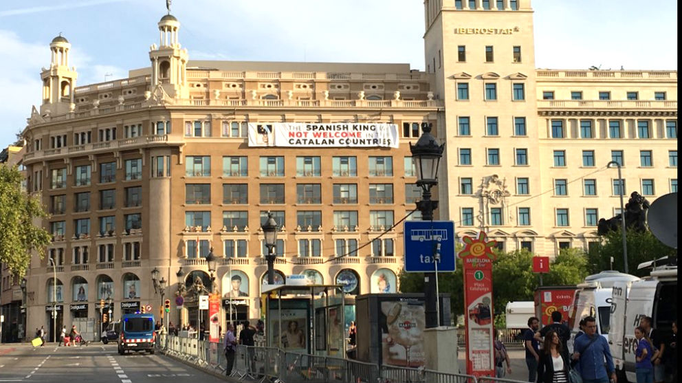 La pancarta contra la presencia del Rey Felipe VI instalada en un edificio de la Plaza Cataluña.