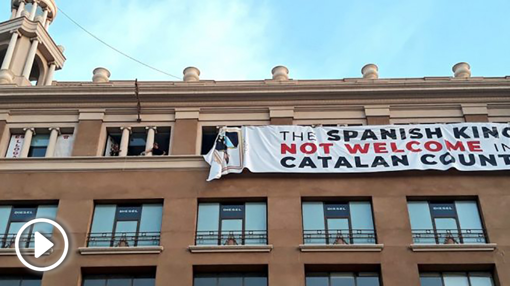 La pancarta, con la foto del Rey Felipe VI boca abajo, en un edificio cerca de Plaza Cataluña.