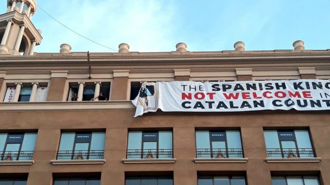 La pancarta, con la foto del Rey Felipe VI boca abajo, en el número 9 de Plaza Cataluña en Barcelona.