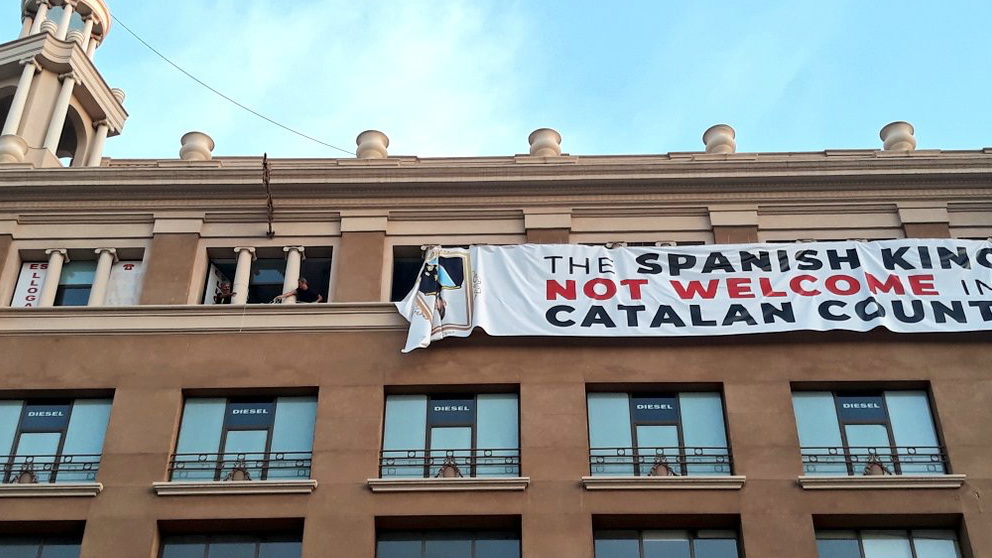 La pancarta, con la foto del Rey Felipe VI boca abajo, en el número 9 de Plaza Cataluña en Barcelona.