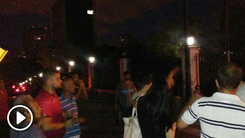 Protestas ante el palacio de Miraflores a gritos de «¡Fuera Maduro!» tras un nuevo apagón en Caracas.