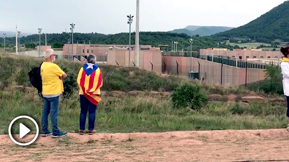 Los independentistas  ante la cárcel de Lledoners