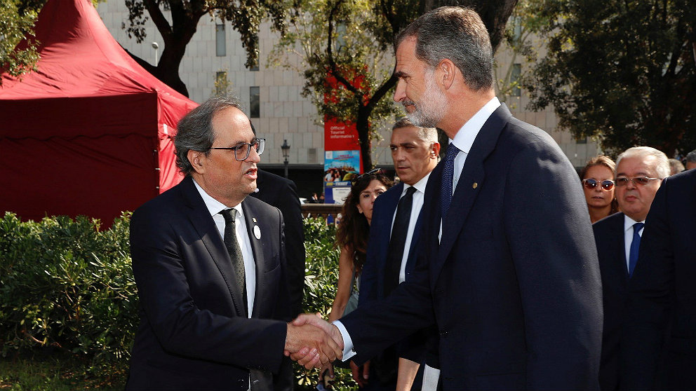 Quim Torra saluda al Rey Felipe VI a su llegada a los actos de homenaje a las víctimas de los atentados de Barcelona del 17-A. (EFE)