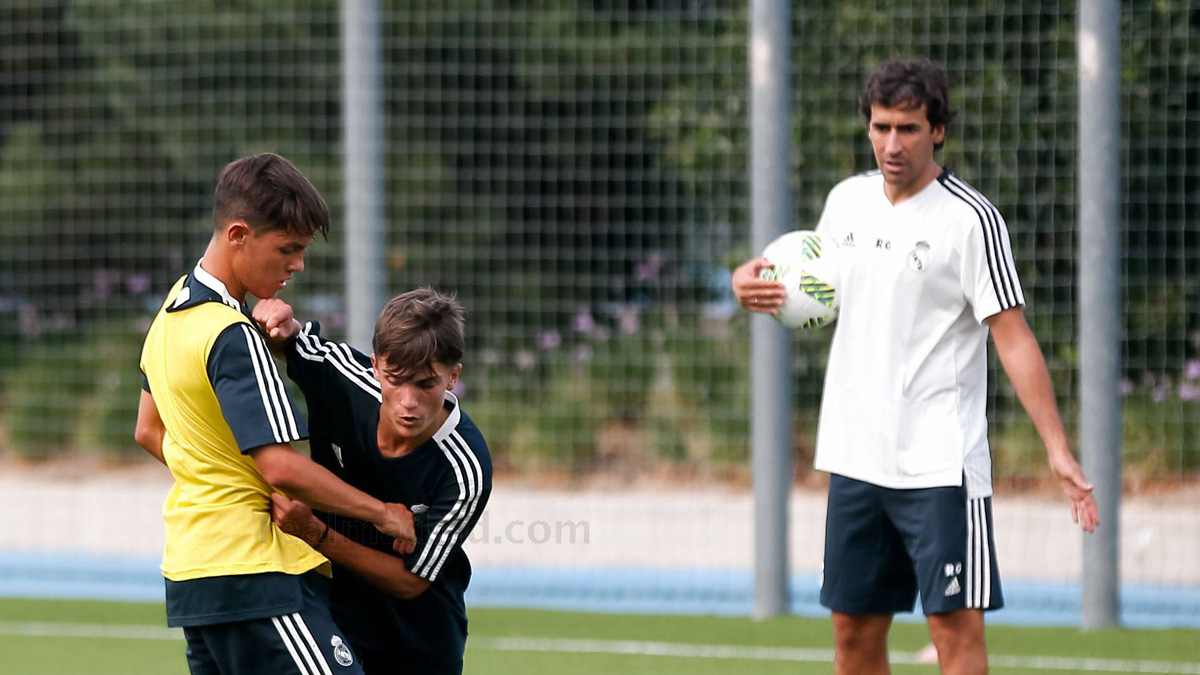 Raúl, dirigiendo su primera sesión como técnico del Cadete B del Real Madrid.