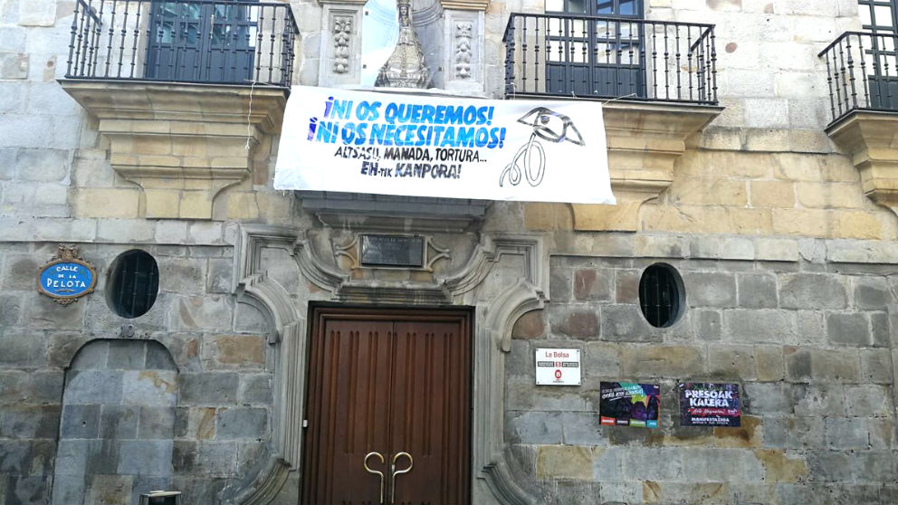 La pancarta contra la Guardia Civil colocada en el balcón de un edificio del Ayuntamiento en el Casco de Bilbao.