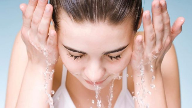 lavarse la cara con agua con gas