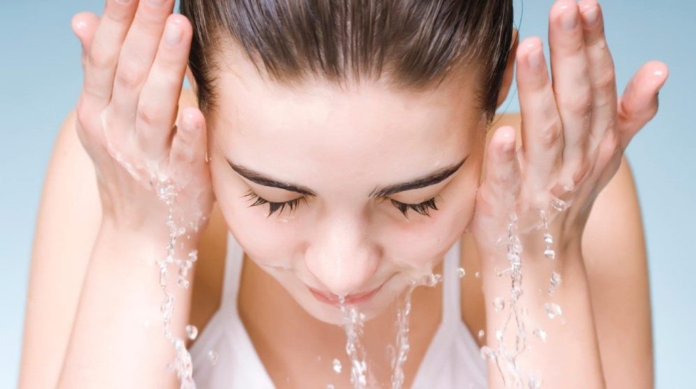 Cómo lavarse la cara con agua con gas
