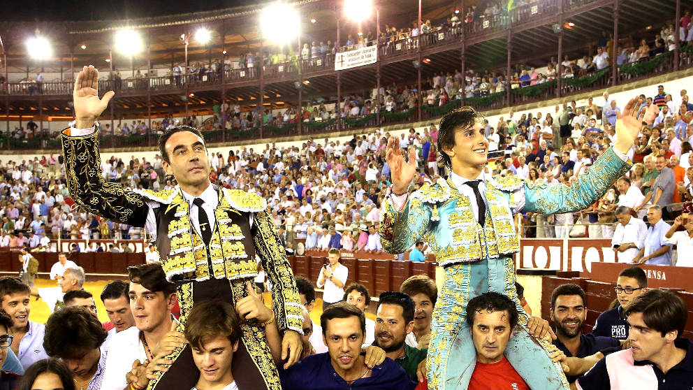 Enrique Ponce y Roca Rey salen a hombros este sábado en Málaga (Foto: EFE).