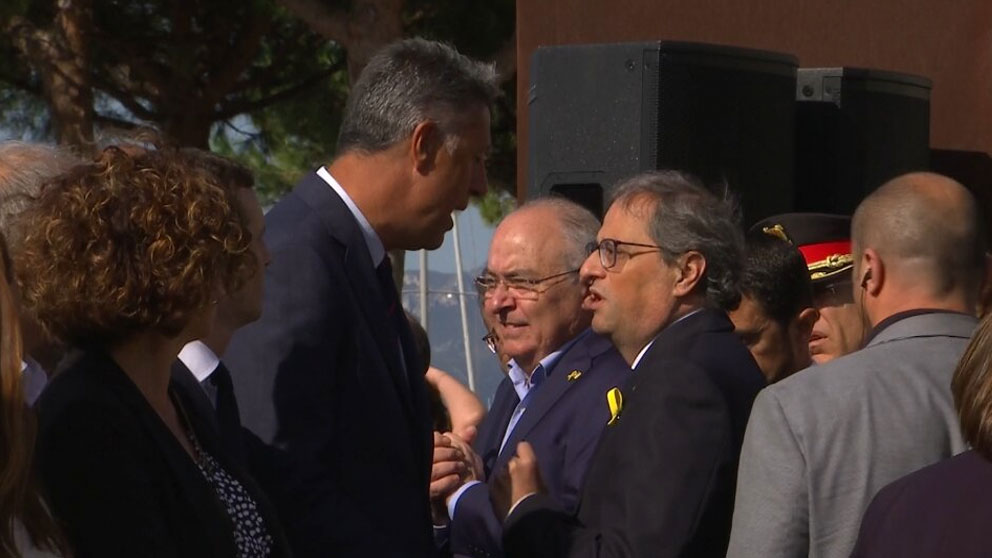 Quim Torra se encara a Xavier García Albiol minutos antes de que comience el homenaje a las víctimas del atentado de Cambrils.