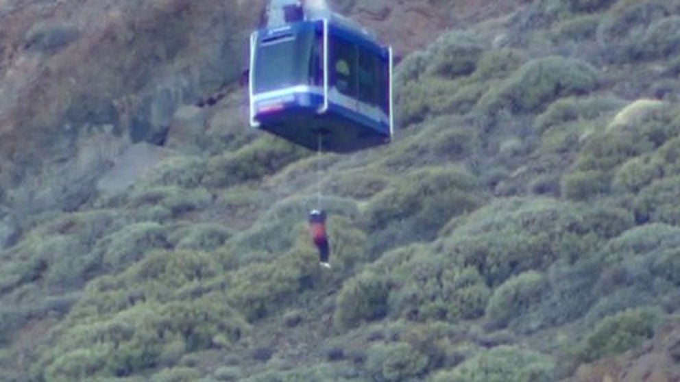 Uno de los pasajeros del Teleférico del Teide siendo evacuado. Foto: Twitter
