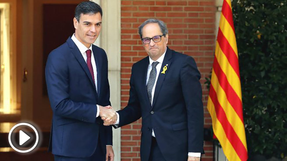 El presidente del gobierno Pedro Sánchez y el president de la Generalitat Quim Torra, se saludan antes de la reunión que ambos mantienen en el Palacio de La Moncloa en Madrid (Foto: Efe)